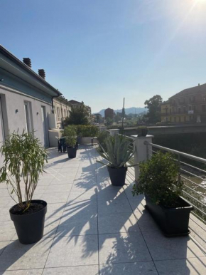 Central River Apartment Canelli